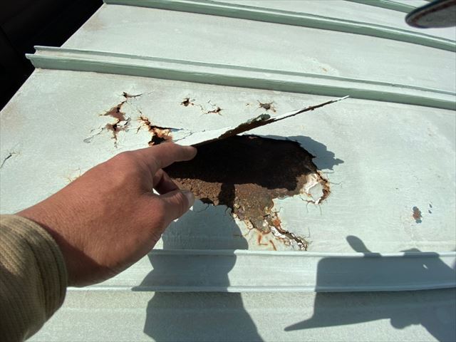 トタン屋根の塗膜の剥がれと錆の発生